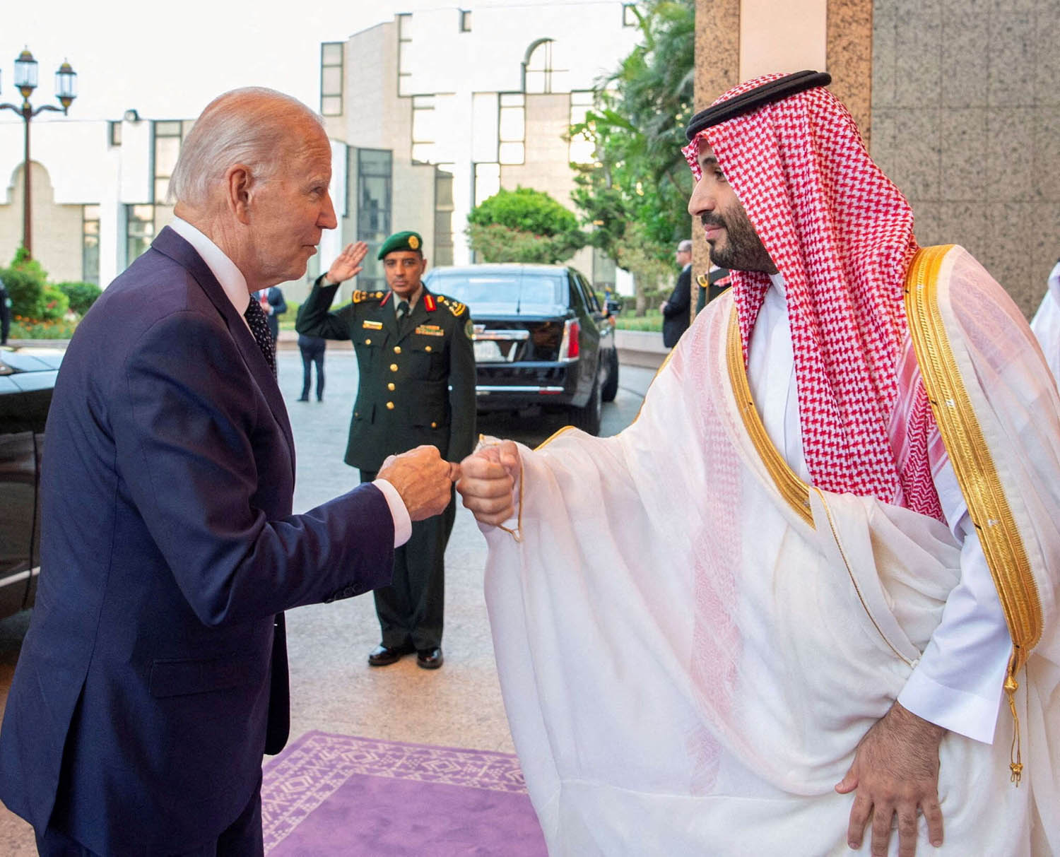 مصافحة بالقبضات بين الرئيس الأميركي جو بايدن وولي العهد السعودي الأمير محمد بن سلمان