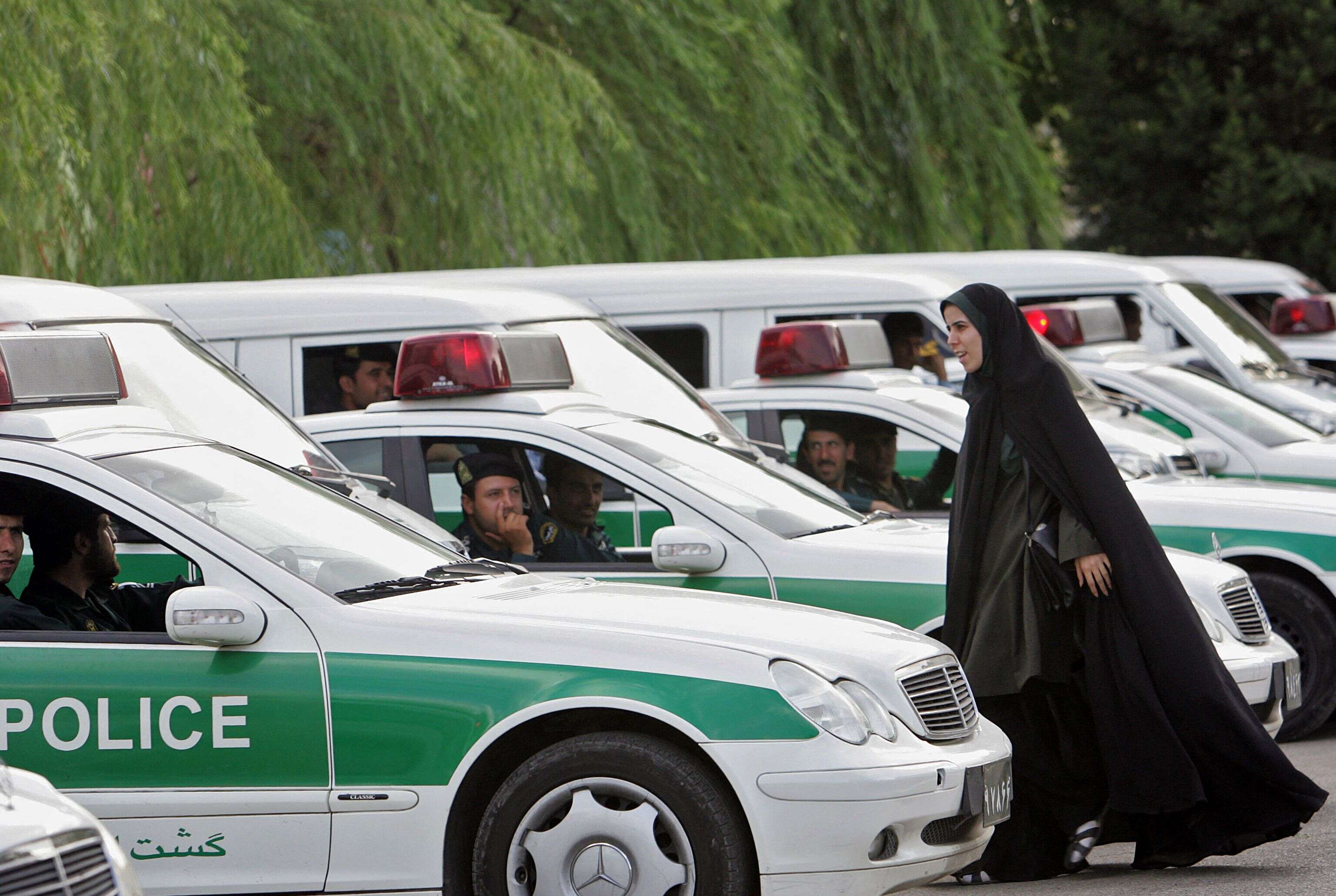 شرطة الأخلاق في إيران جهاز أمني ديني اشتهر بممارسة شتى صنوف القمع