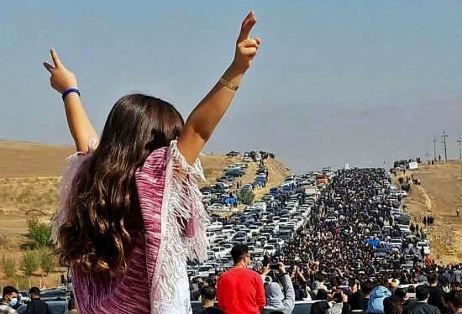 متظاهرة إيرانية في تجمع اربعينية مهسا أميني