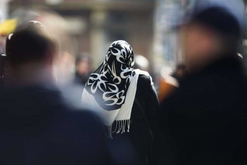 محكمة أوروبية تنفي وجود تمييز في حظر الشركات لارتداء الحجاب