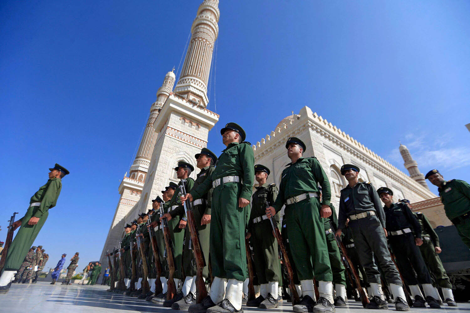 قوات أمن حوثية في استعراض عسكري أمام جامع الصالح في صنعاء