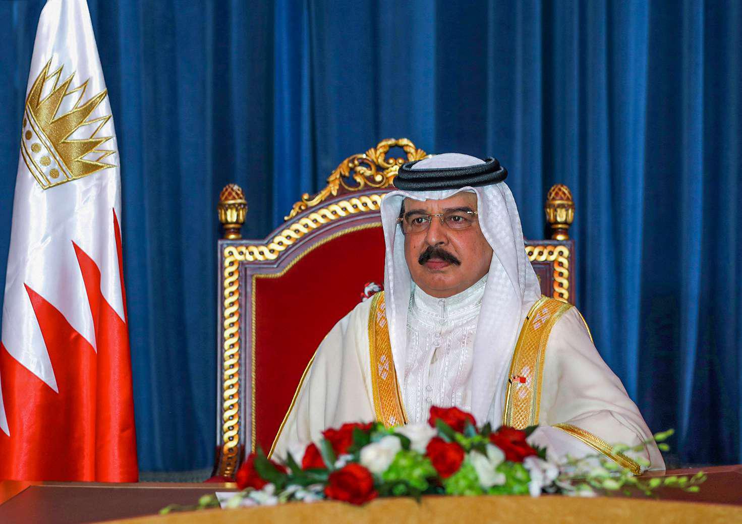 العاهل البحريني يشدد على المضي في النهج الديمقراطي