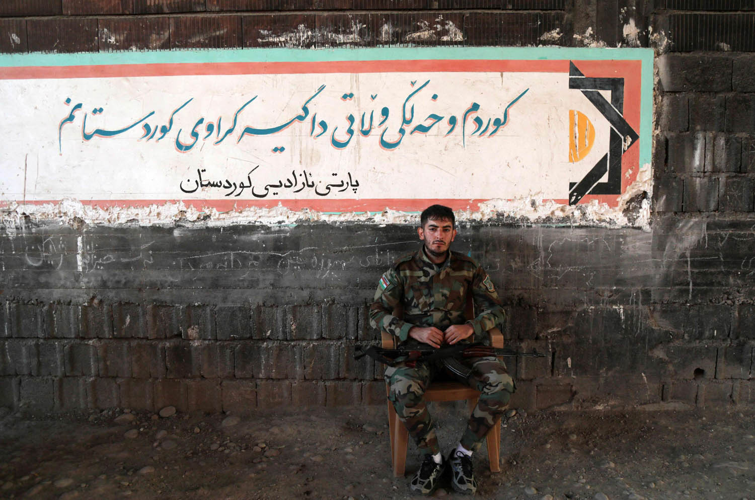 مقاتل كردي إيراني في منطقة التون كوبري بالقرب من كركوك