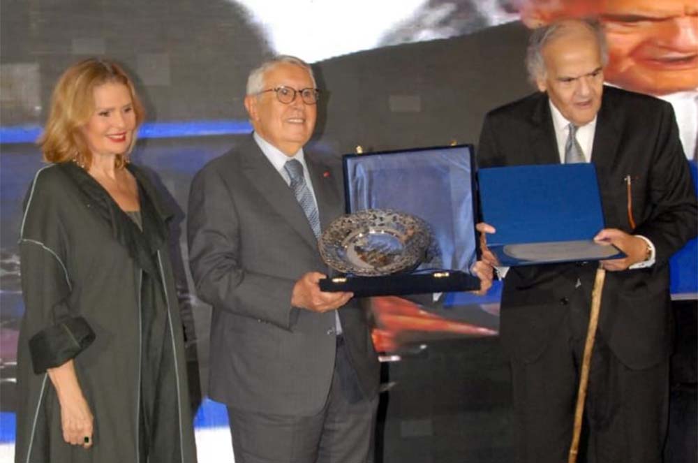 Mohamed Benaissa (C) holding his award