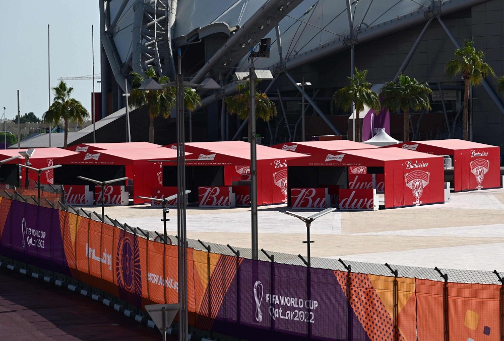 'بادوايزر' العملاقة المنتجة للجعة نصبت بالفعل خياما لبيع المشروبات الكحولية في محيط ملاعب المونديال