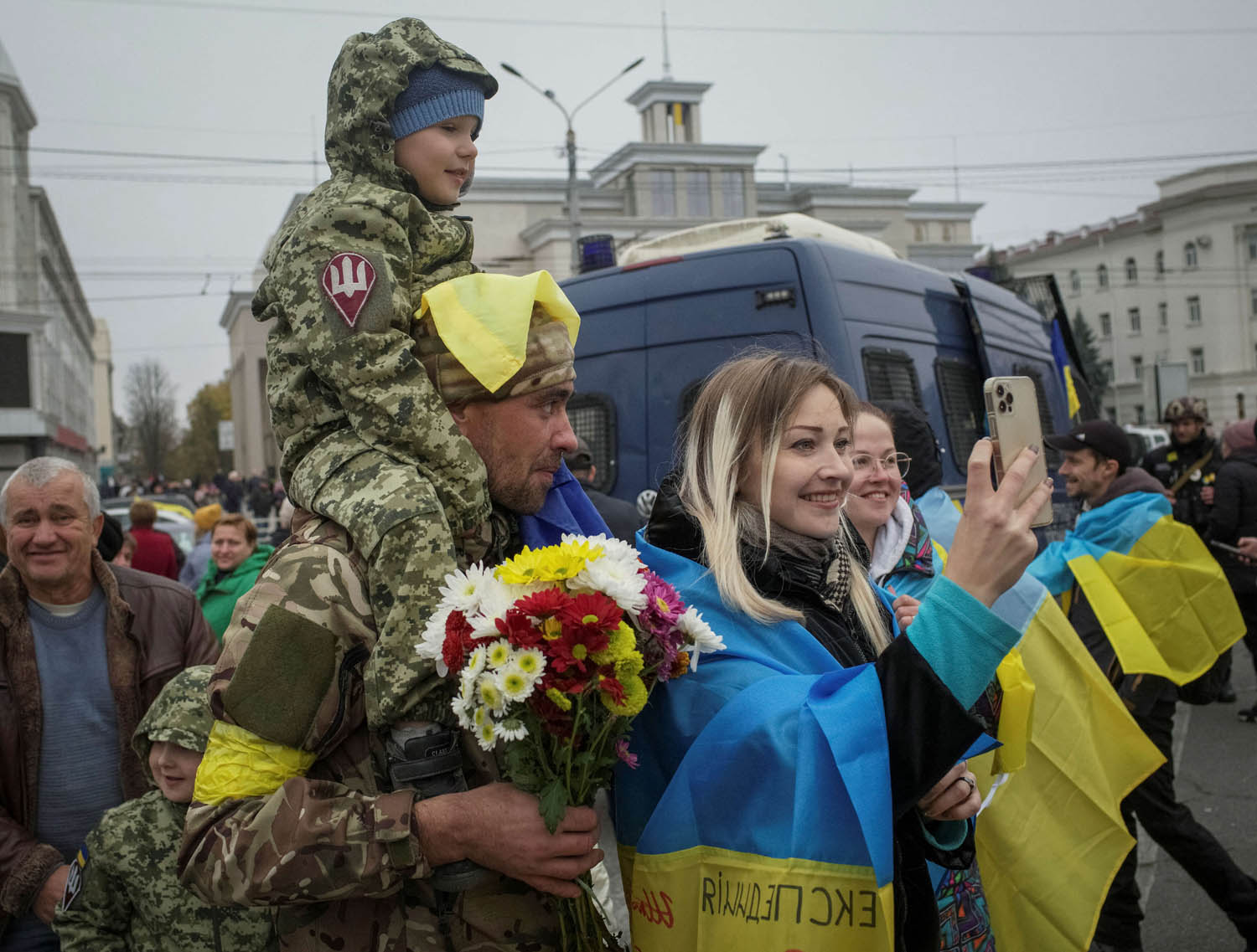 اوكرانيون يحتفلون وسط خيرسون بانسحاب القوات الروسية