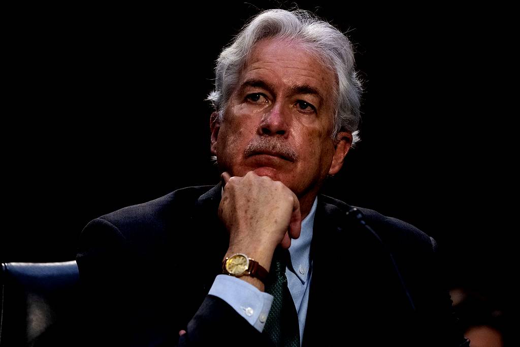 بيرنز يسعى لتقريب وجهات النظر بين حفتر والدبيبة