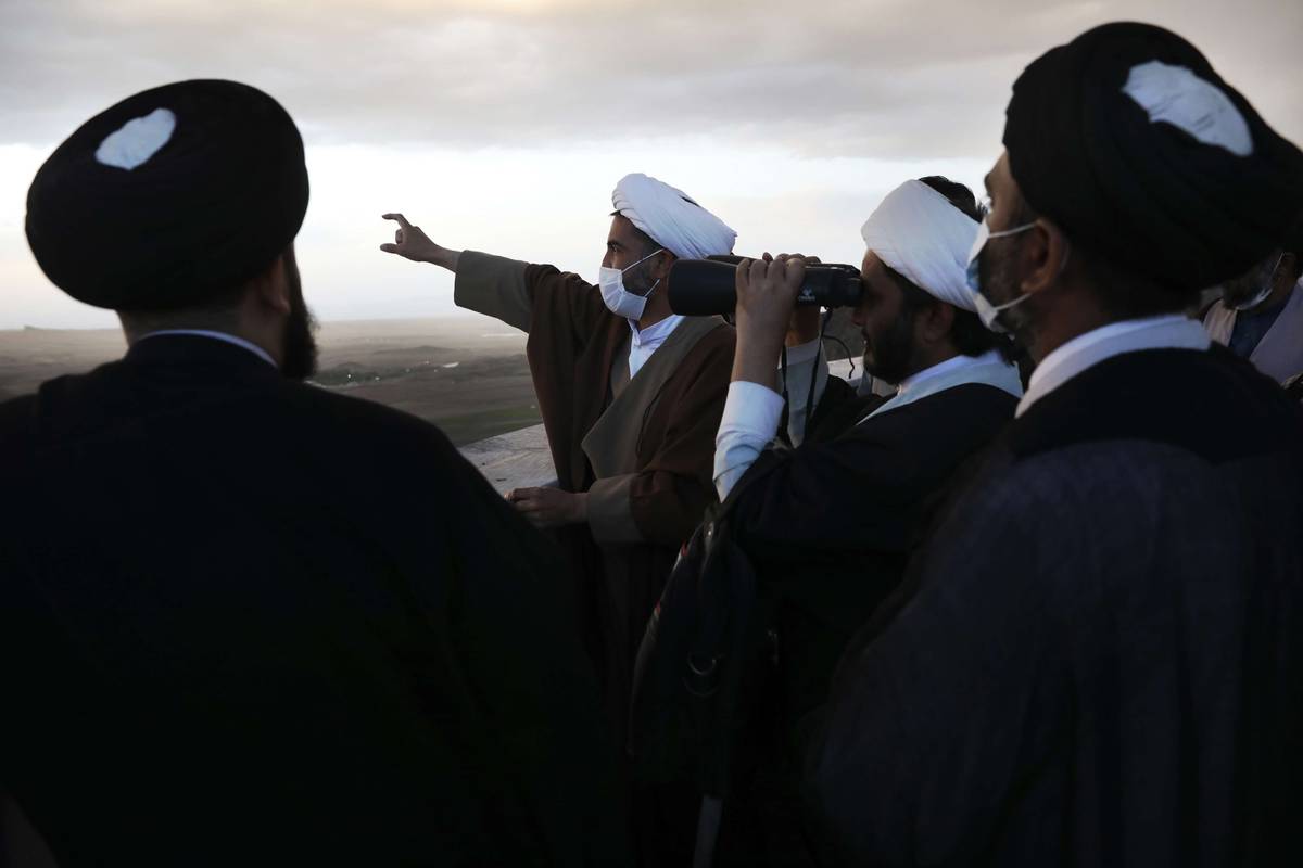 رجال دين شيعة يراقبون هلال رمضان