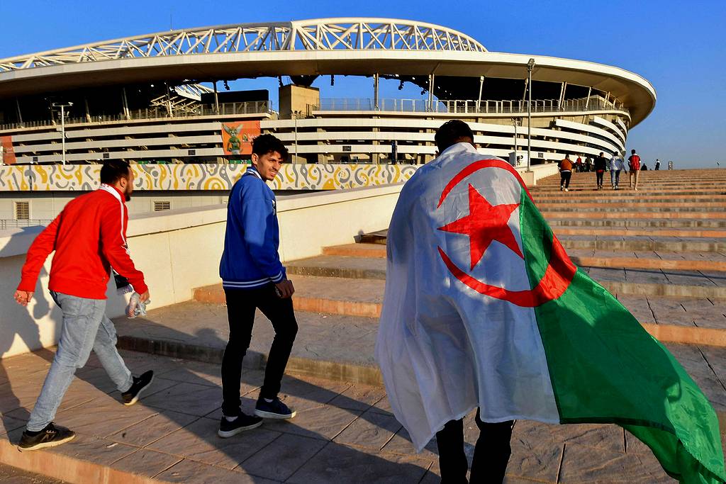 تبون يغازل شباب الجزائر معظمهم خرج في الحراك الشعبي منادين برحيل النظام