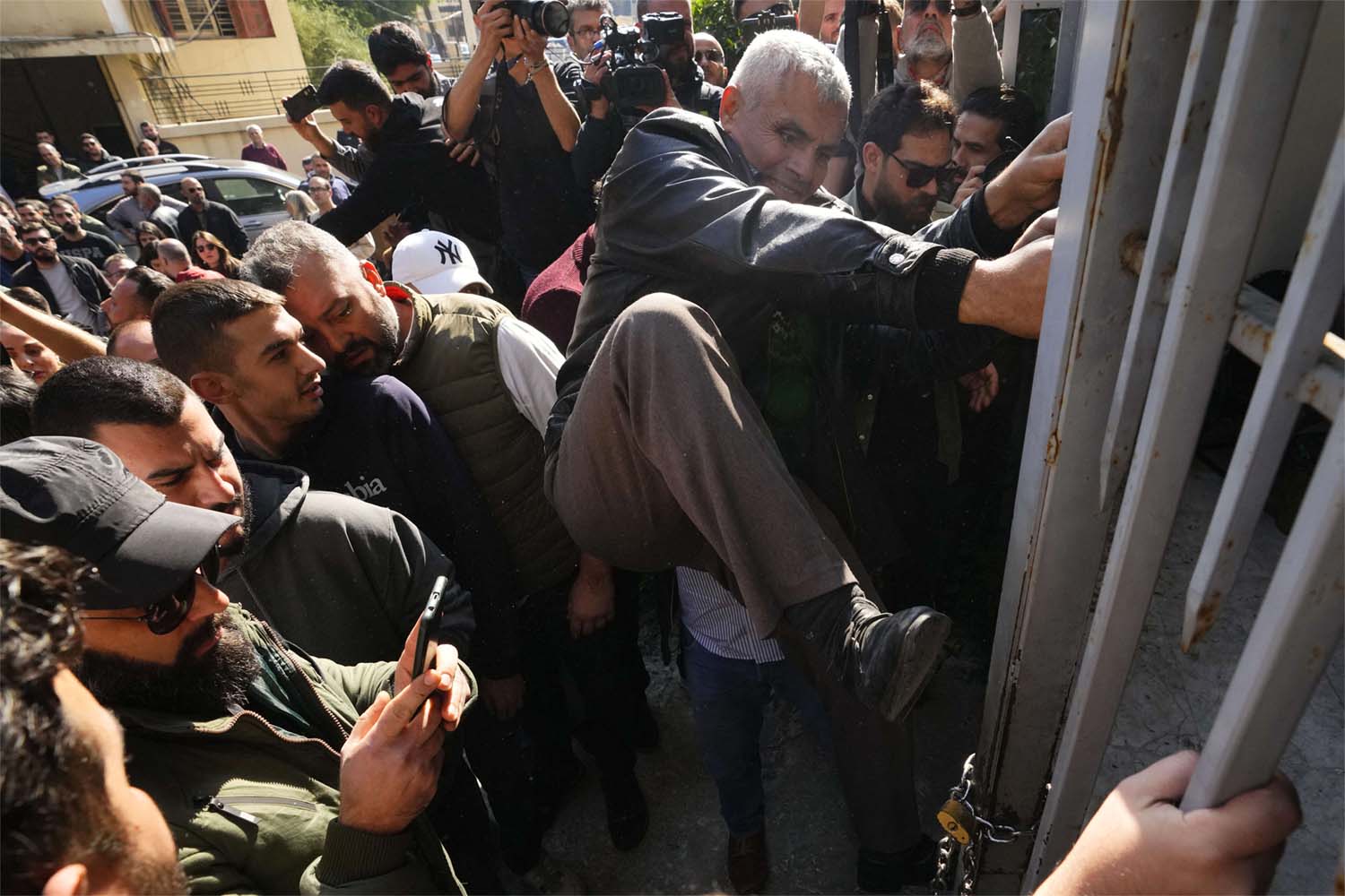 Some protesters tried to break into Lebanon's justice palace, but in vain