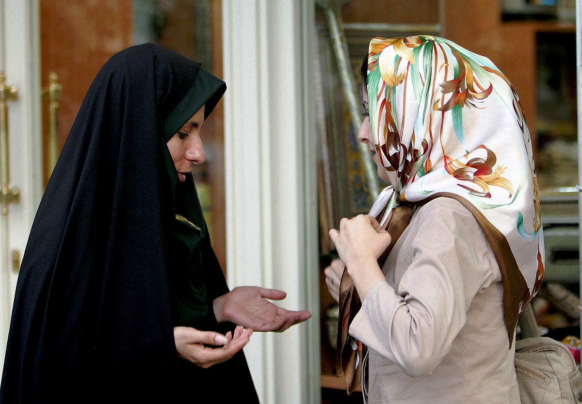 احدى عناصر شرطة الأخلاق في إيران تملي على احدى الايرانيات ضوابط اترداء الحجاب