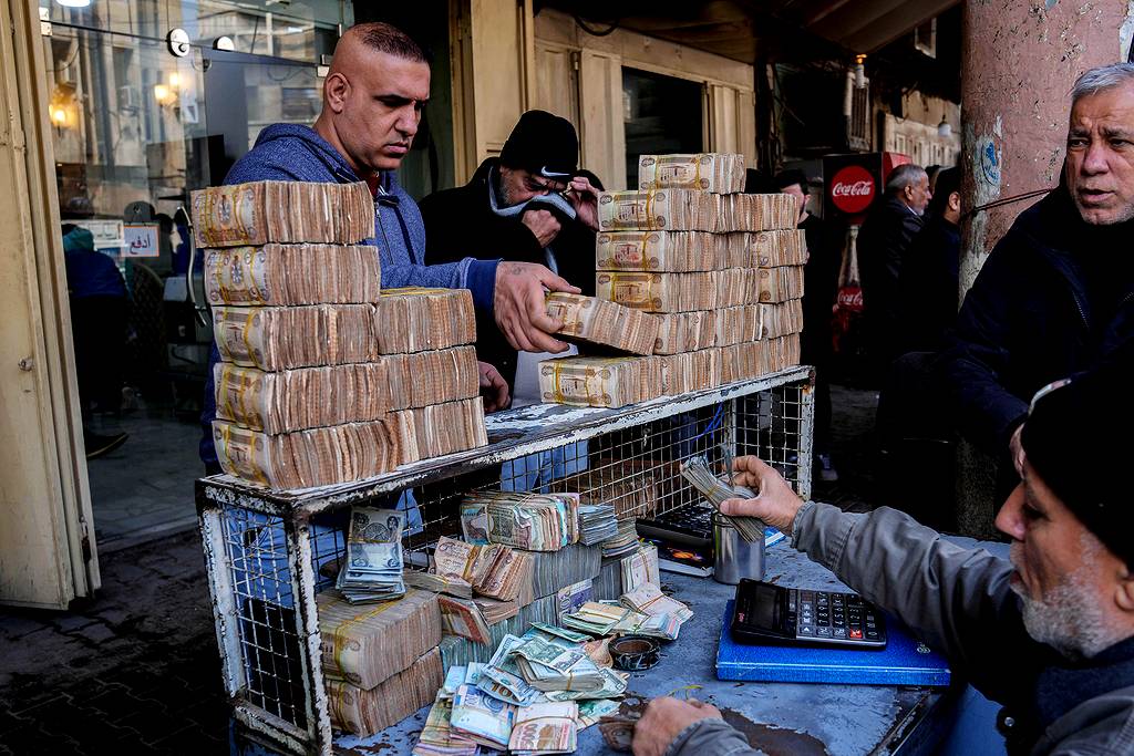 انهيار الدينار أمام الدولار يضاعف مخاوف العراقيين من تواصل تدهور قدرتهم  الشرائية