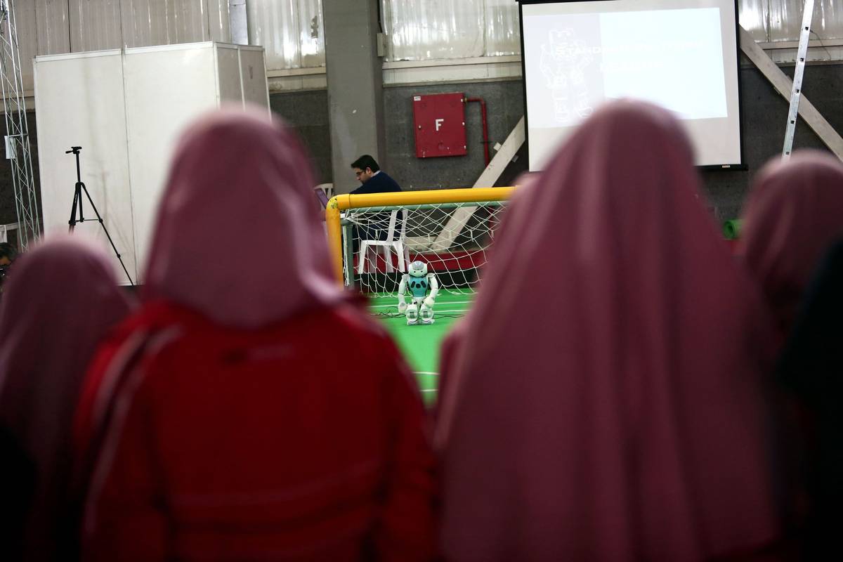 إيرانيات يراقبن روبوتا في مسابقة في طهران