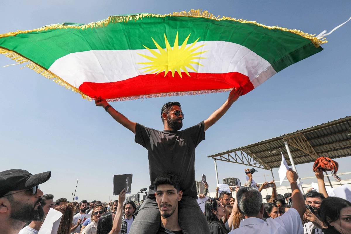 أكراد يرفعون العلم الكردي في أربيل