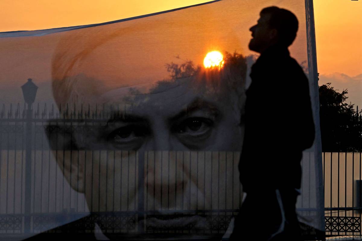 محتج إسرائيلي أمام الكنيست ضد تعديلات حكومة بنيامين نتانياهو على قوانين القضاء