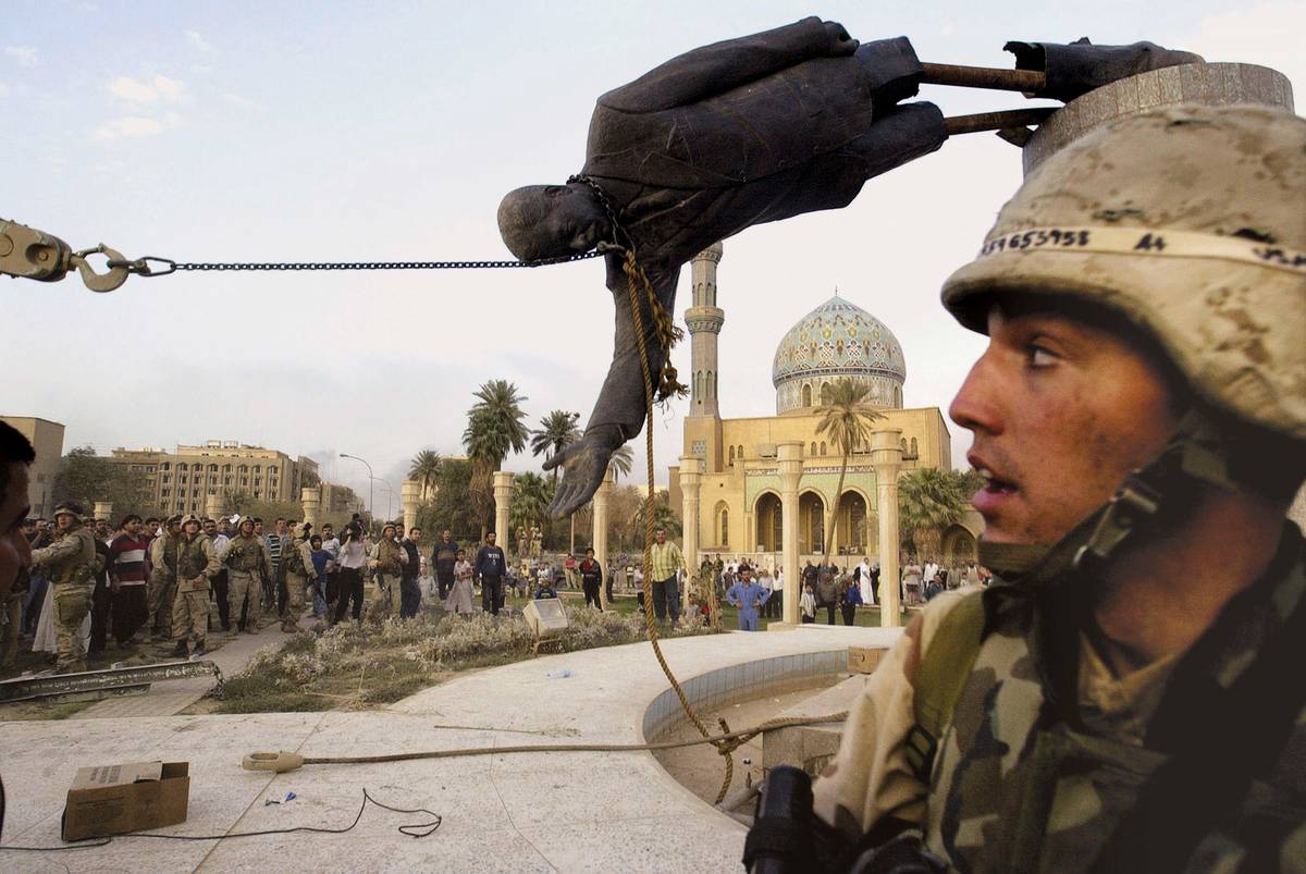 جنود أميركيون يسقطون تمثالا للرئيس العراقي صدام حسين وسط بغداد (2003)
