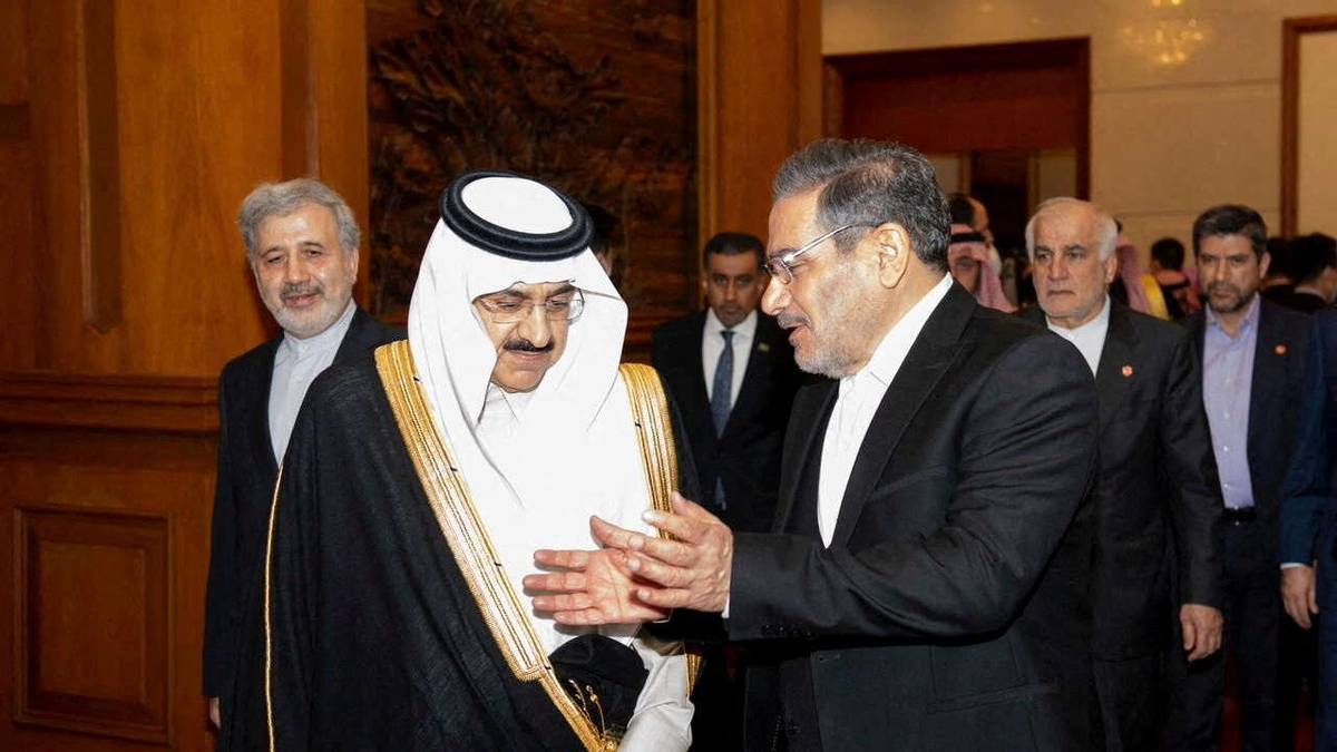 مستشار الأمن القومي السعودي مساعد العيبان وأمين سر مجلس الأمن القومي الإيراني الادميرال علي شمخاني في لقاء بكين