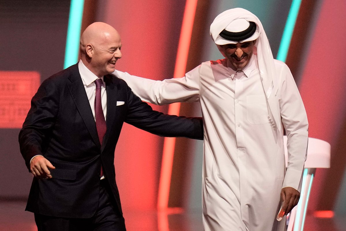 رئيس الفيفا وأمير قطري