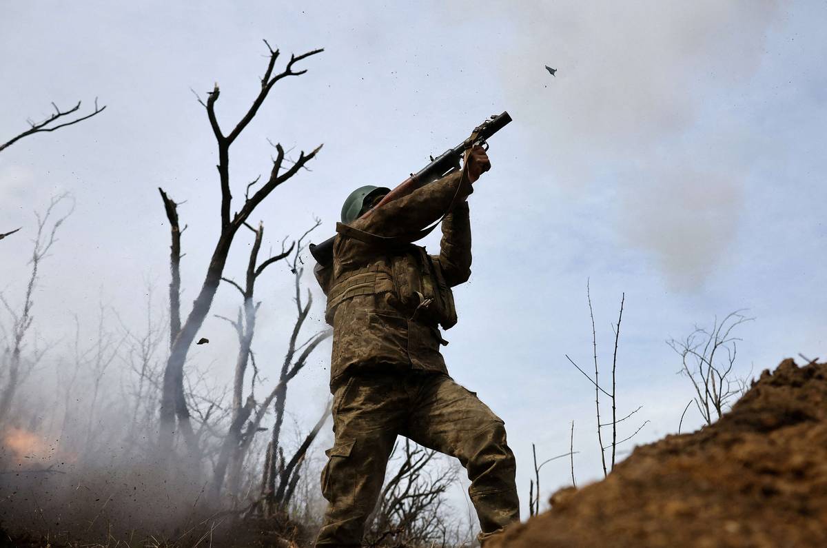 جندي أوكراني يطلق صاروخا خلال معركة باخموت