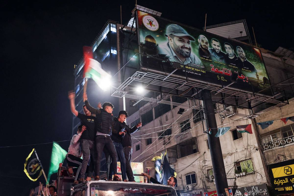 فلسطينيون يحتفلون بوقف اطلاق النار في غزة