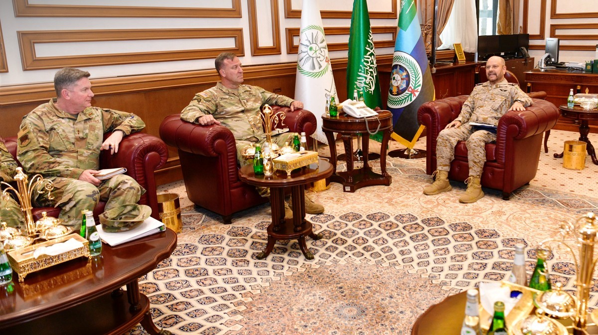 لقاء بين رئيس هيئة الأركان العامة السعودي وقائد القيادة المركزية الأميركية لتعزيز التعاون الأمني