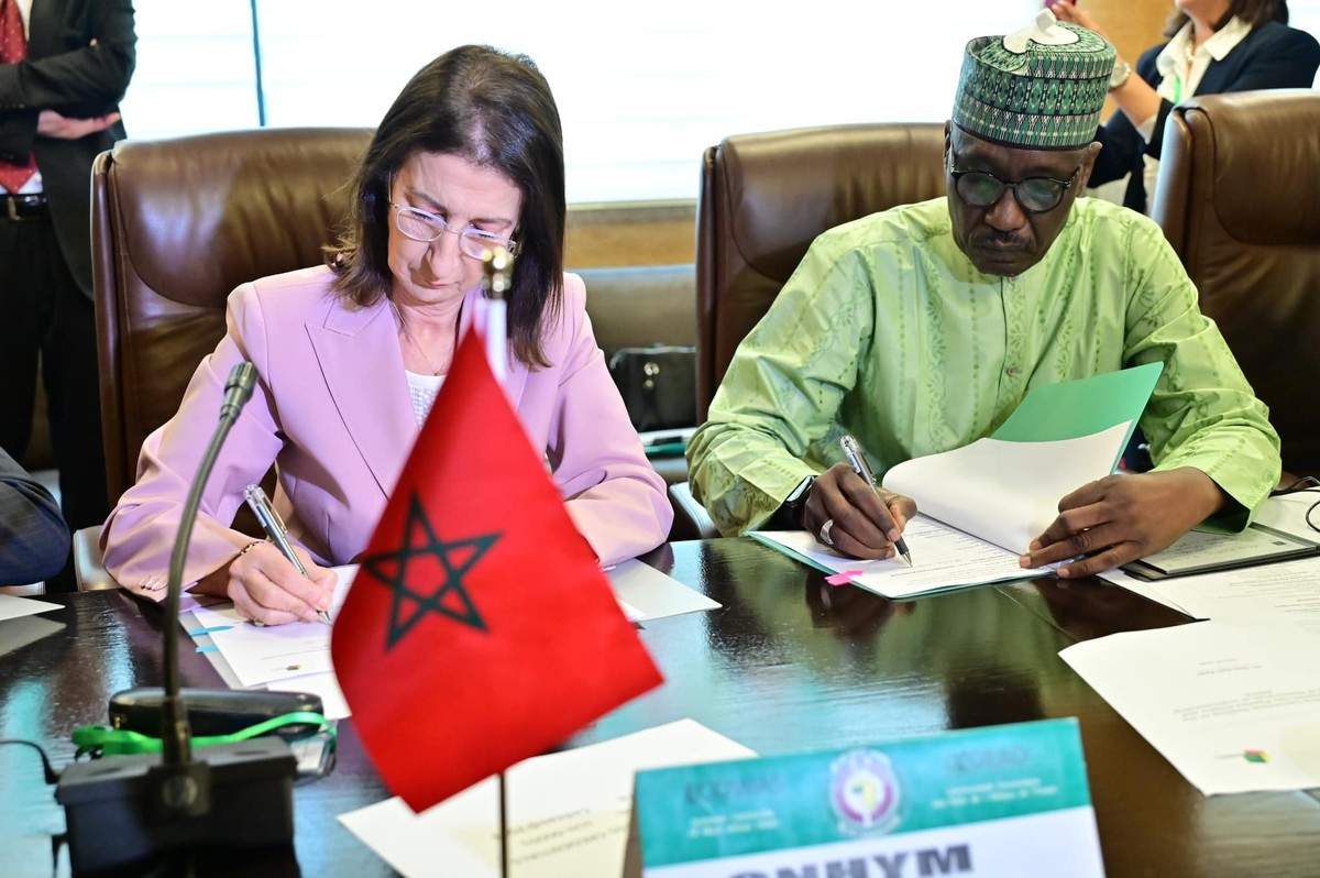 أمينة بنخضرا المديرة العامة للمكتب الوطني للهيدروكاربونات والمعادن توقع عن الجانب المغربي مذكرة التفاهم