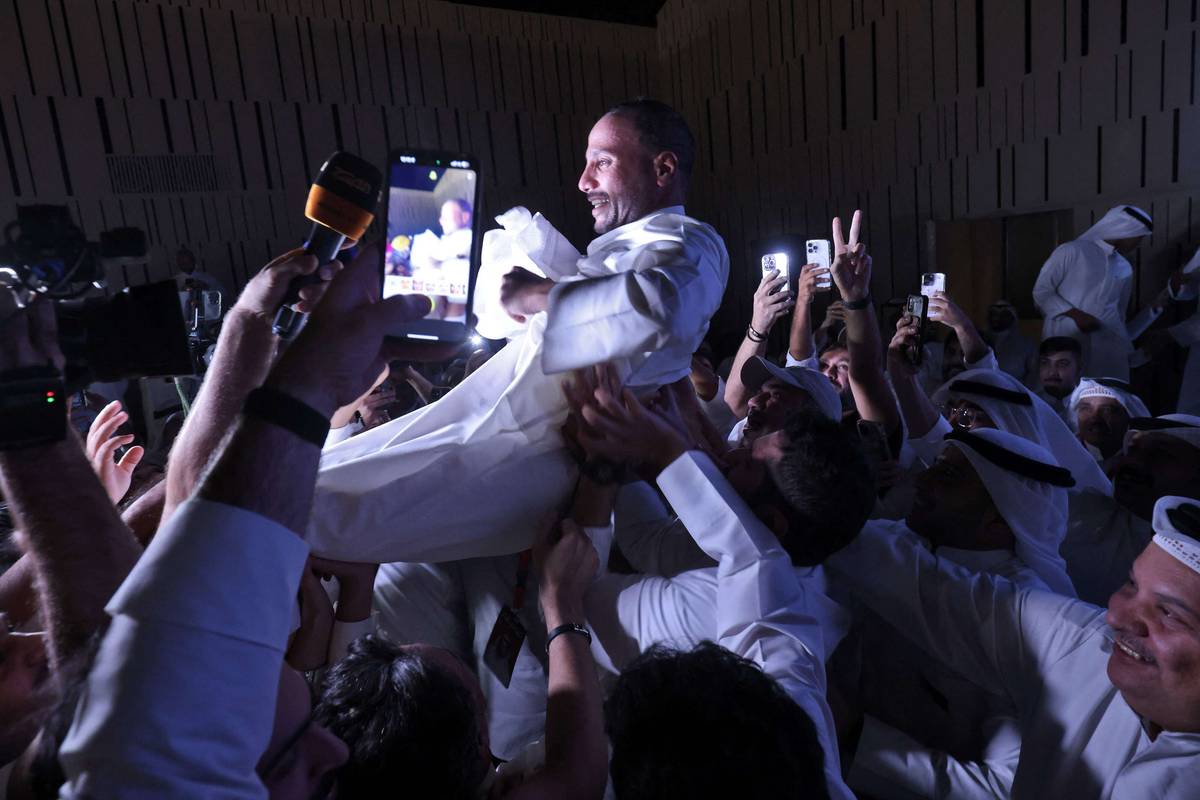 كويتيون يحتفلون بفوز رئيس البرلمان الكويتي السابق مرزوق الغانم