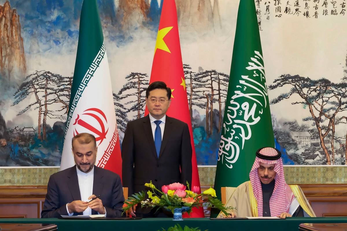 وزيرا الخارجية السعودي والإيراني يوقعان اتفاق التفاهم في بكين