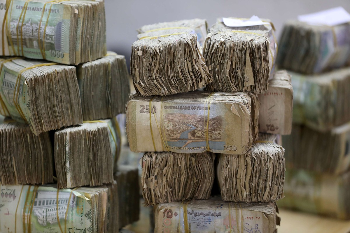 سعر الدولار الواحد يقترب من 1400 ريال يمني