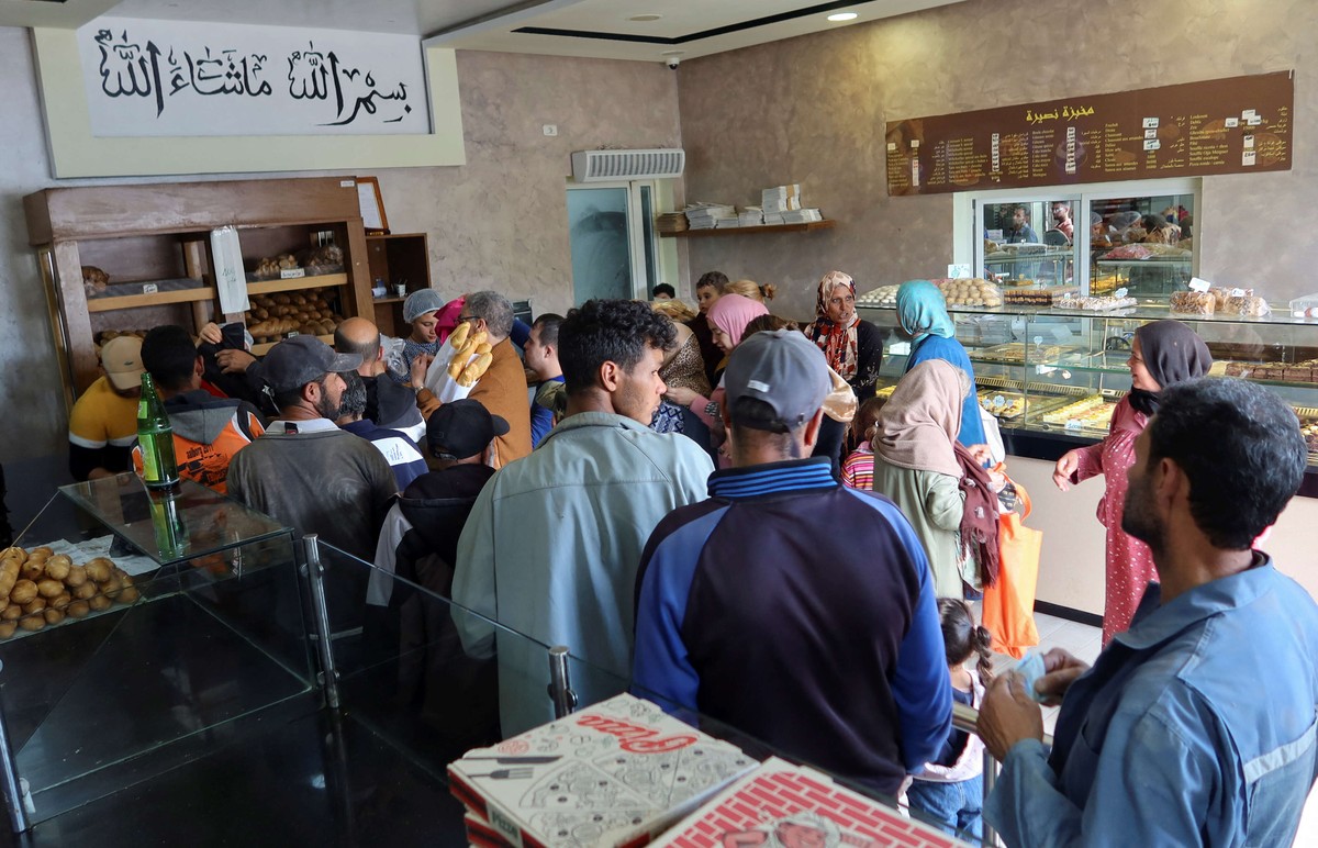 طوابير طويلة امام المخابز