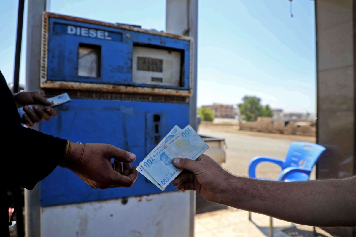 الليرة السورية تشهد تدهورا قياسيا في السوق السوداء