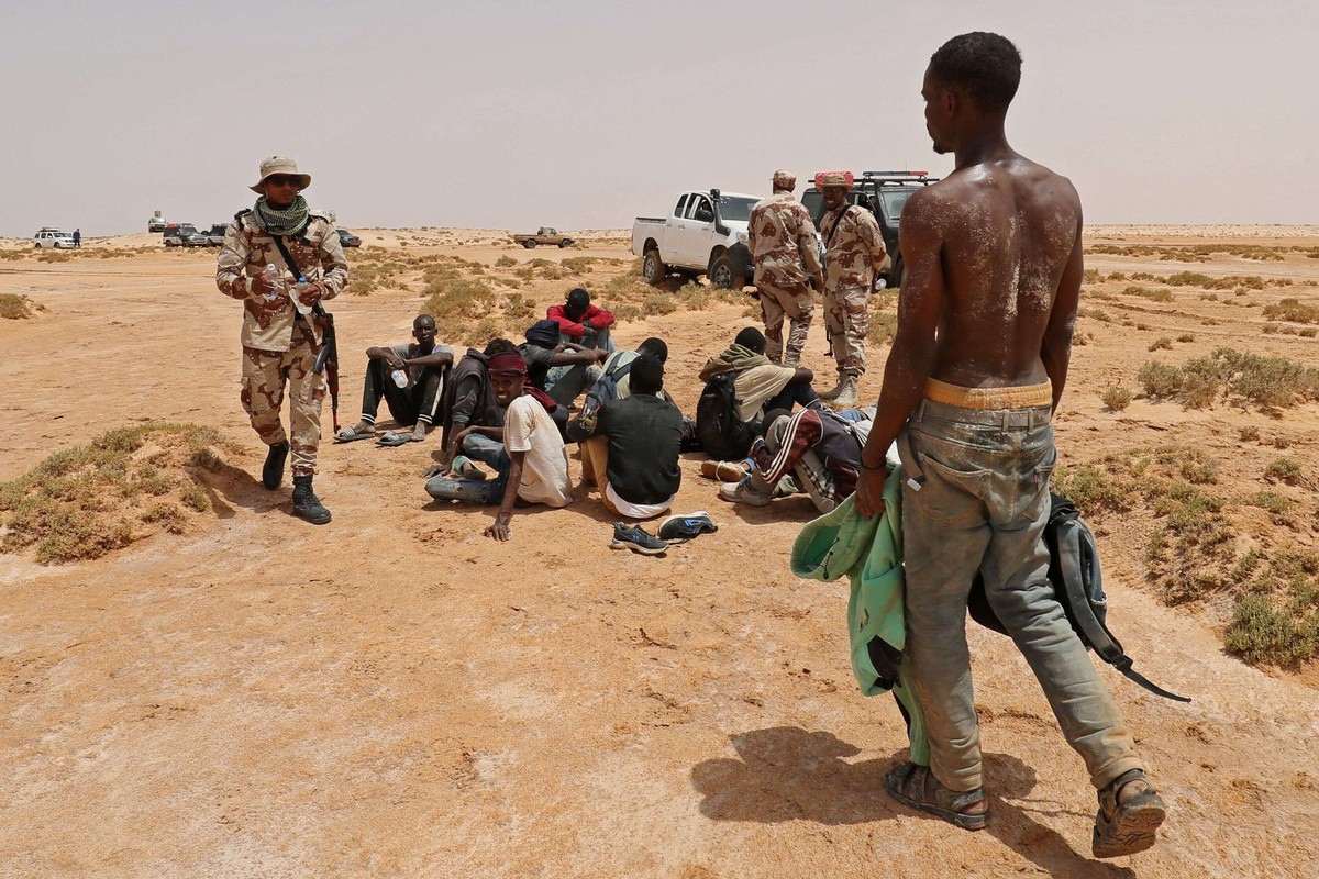 مئات المهاجرين الأفارقة يتدفقون من تونس إلى ليبيا عبر منطقة العسّة على بعد 40 كلم جنوب رأس جدير