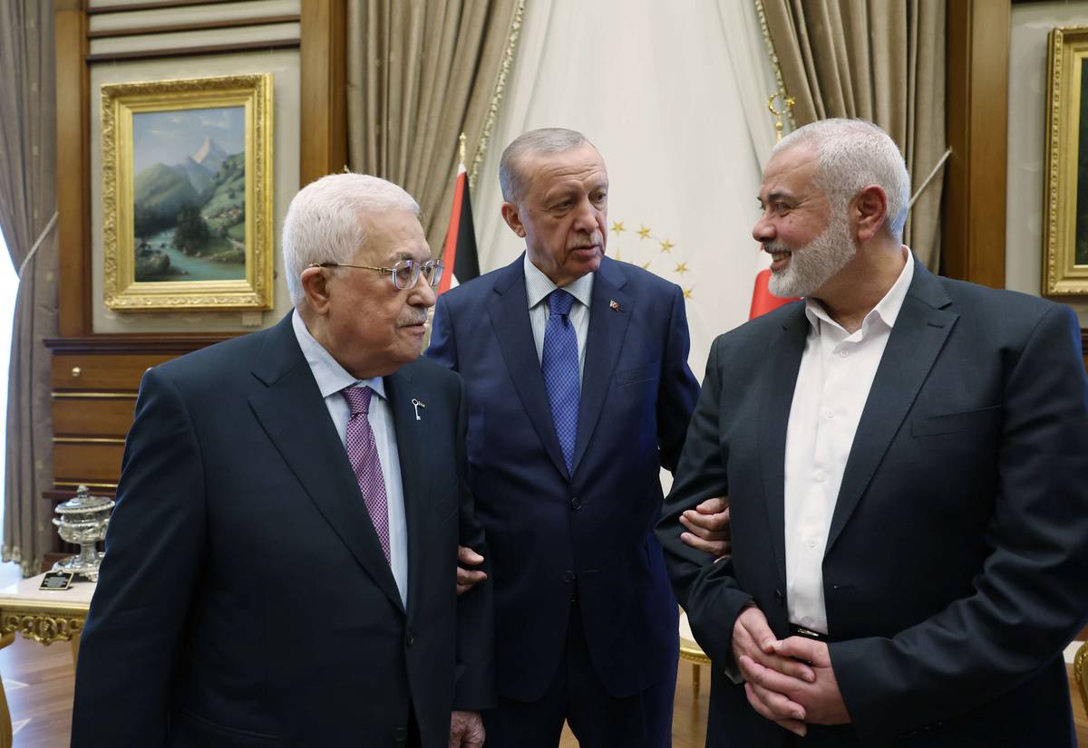 الرئيس التركي رجب طيب أردوغان يتوسط الرئيس الفلسطيني محمود عباس ورئيس حماس إسماعيل هنية