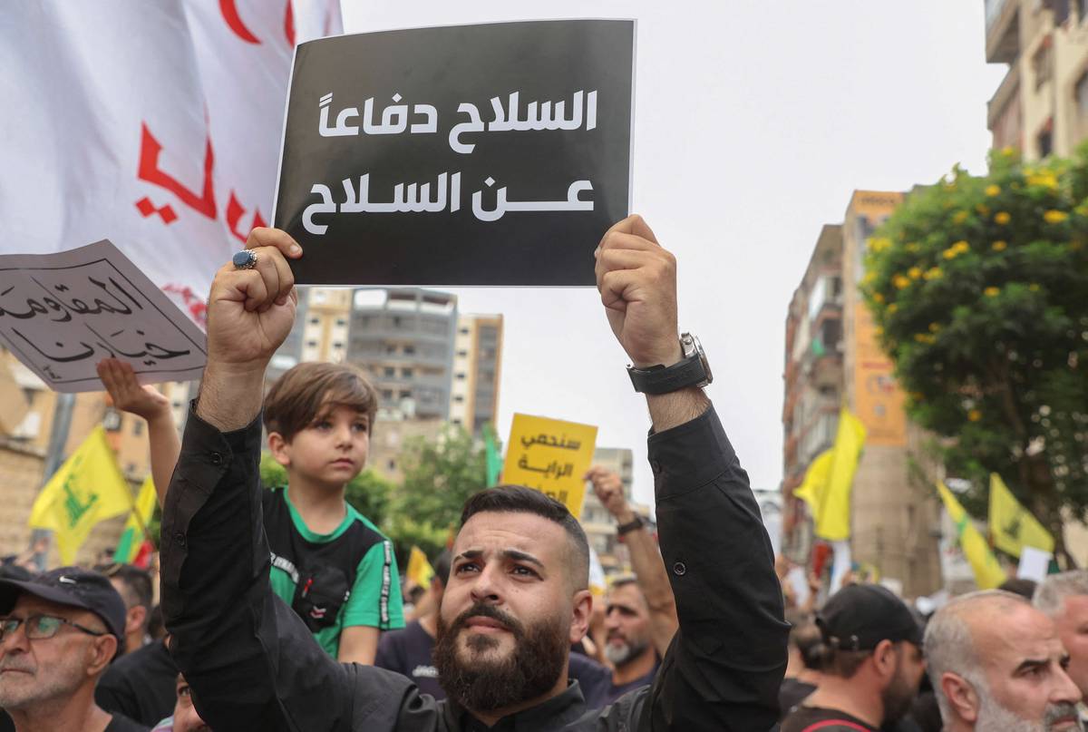 ناشط من حزب الله في تشييع مقاتل قتل في الكحالة