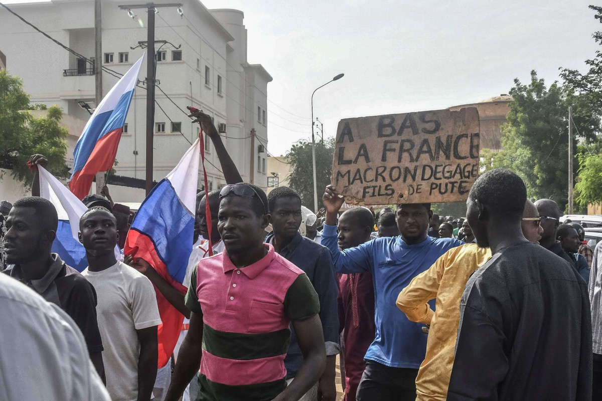 الداعمون للانقلاب في النيجر يرفعون العلم الروسي