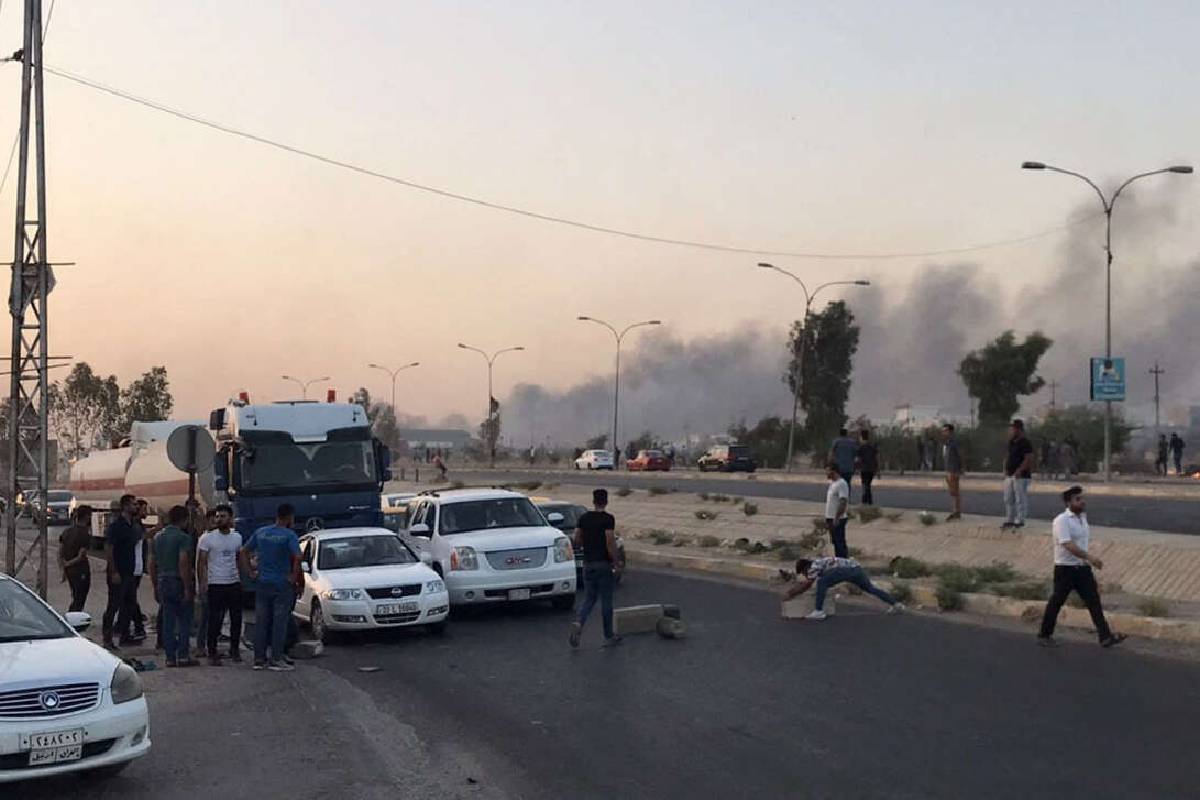 متظاهرون من العرب والتركمان يقطعون الطرق في كركوك