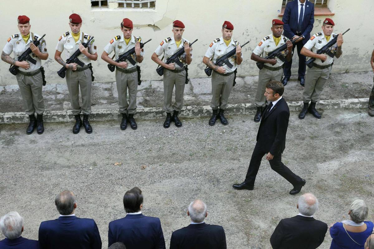الرئيس الفرنسي ايمانويل ماكرون يستعرض جنودا في جزيرة كورسيكا