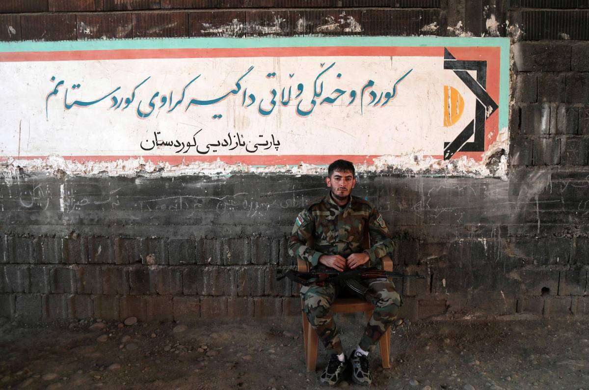 مقاتل كردي إيراني في مقر للحزب الديمقراطي المعارض على الحدود العراقية الإيرانية