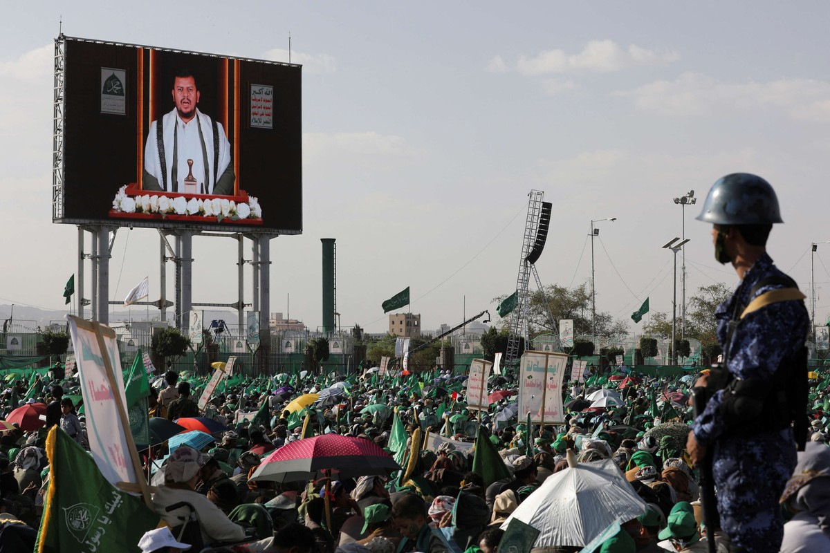 الحوثي ينتهج سياسة لي عنق الحائق لتنناسب مع مصالحه