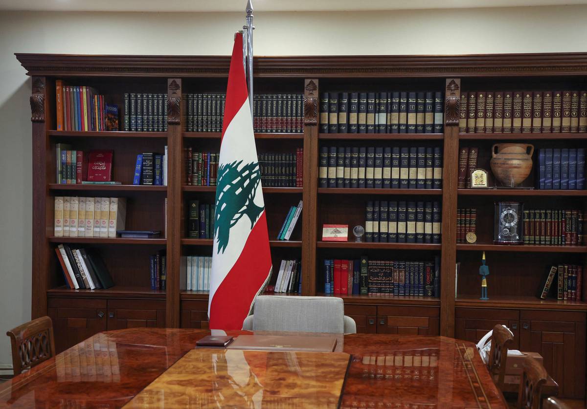 مكتب الرئيس اللبناني فارغا