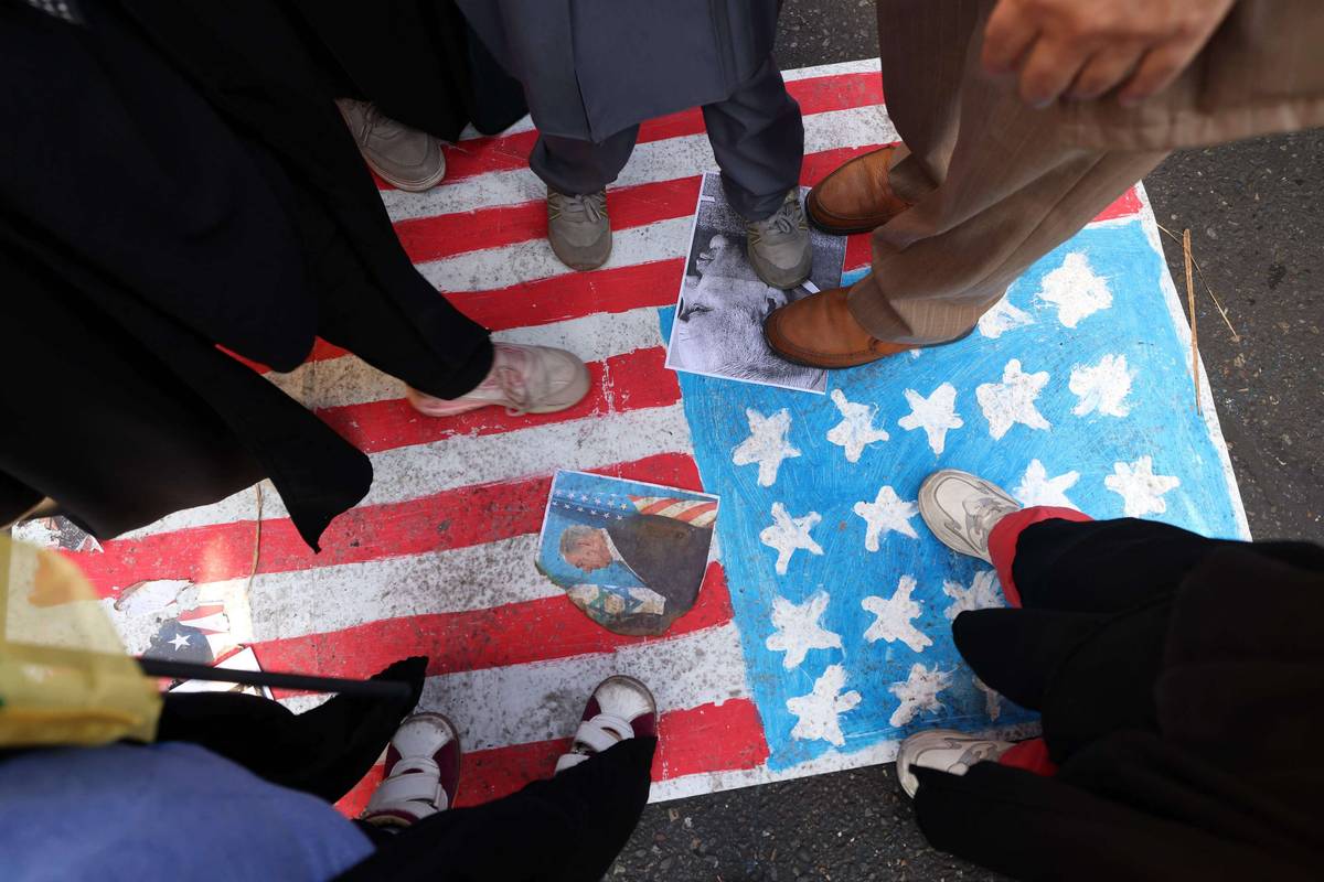 إيرانيون يدوسون على علم الولايات المتحدة وصور لنتانياهو