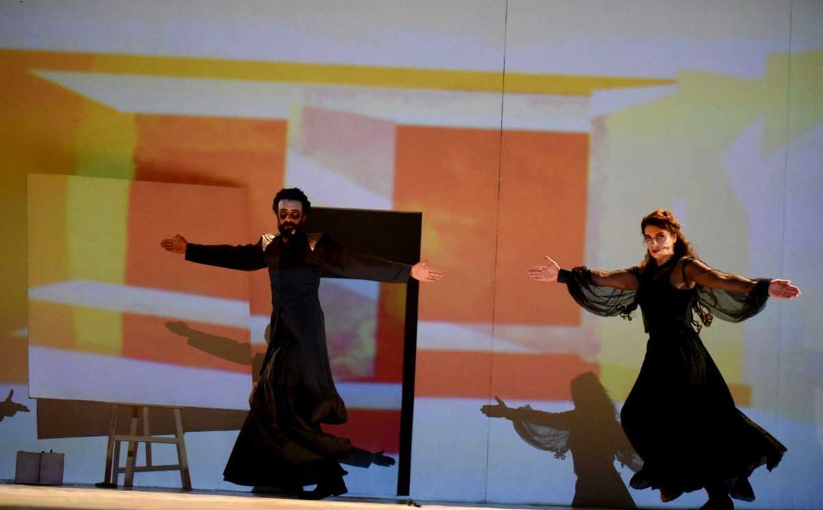 مسرحية 'اكستازيا'