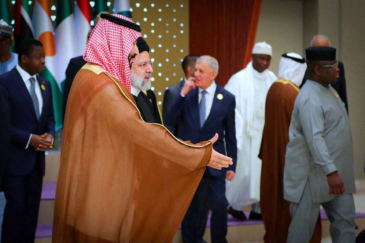 ولي العهد السعودي الأمير محمد بن سلمان مع الرئيس الإيراني إبراهيم رئيسي في قمة الرياض