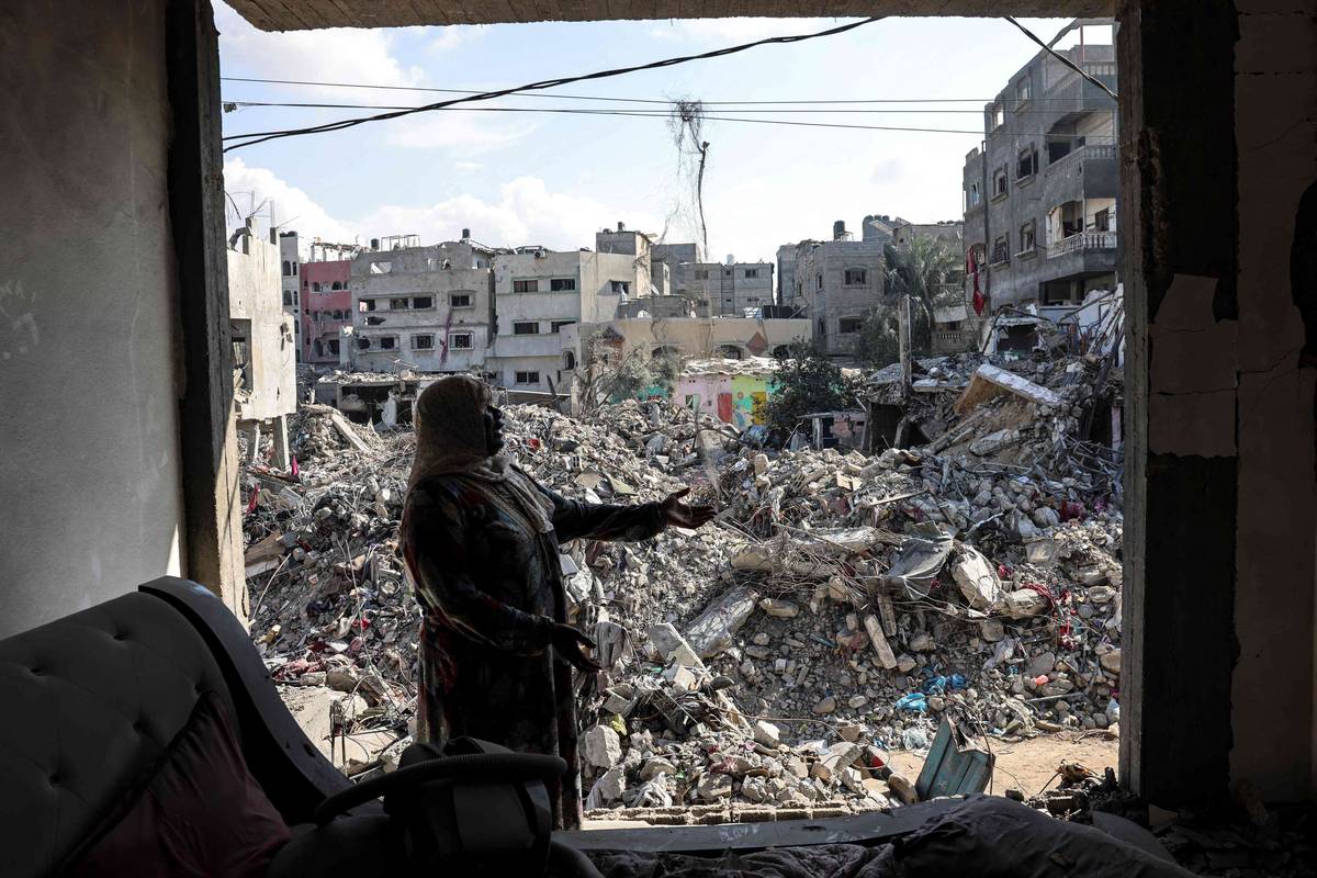 فلسطينية أمام ركام منزلها المدمر بالقصف الإسرائيلي لغزة
