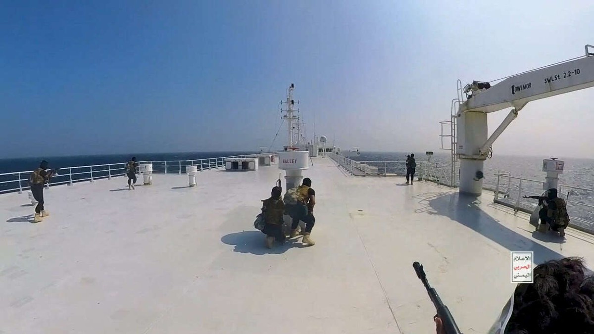 عملية انزال جوي على سطح السفينة الاسرائيلية على الطريقة الايرانية