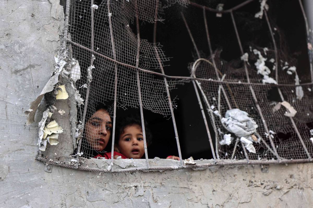 أطفال فلسطينيون في أطلال منازل مدمرة بالقصف الإسرائيلي على غزة