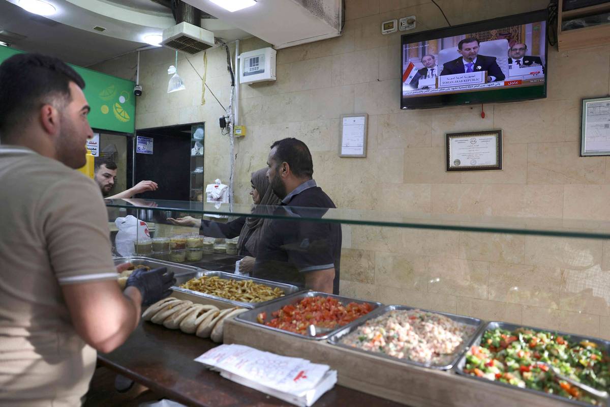 فلسطينيون في مطعم فلافل في الخليل يستمعون إلى كلمة الرئيس السوري بشار الأسد في قمة الرياض