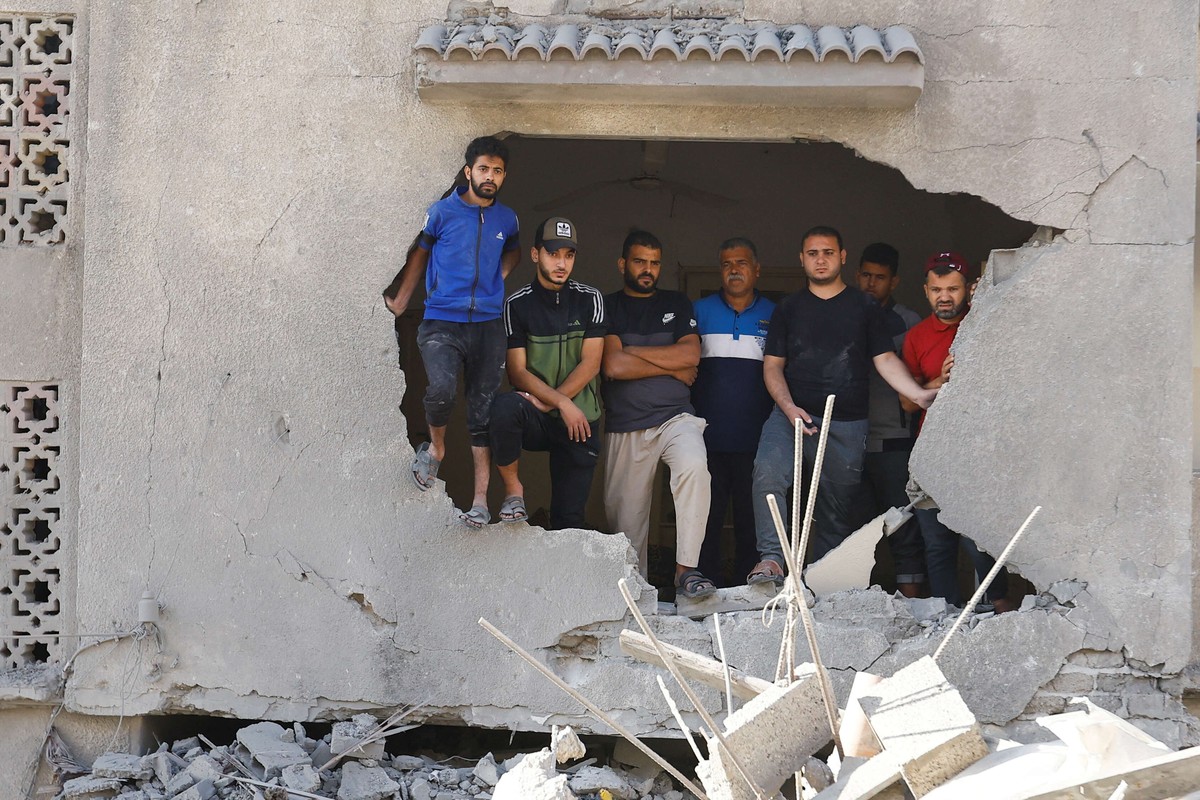 فلسطينيون في مبنى مدمر بالقصف الإسرائيلي على غزة