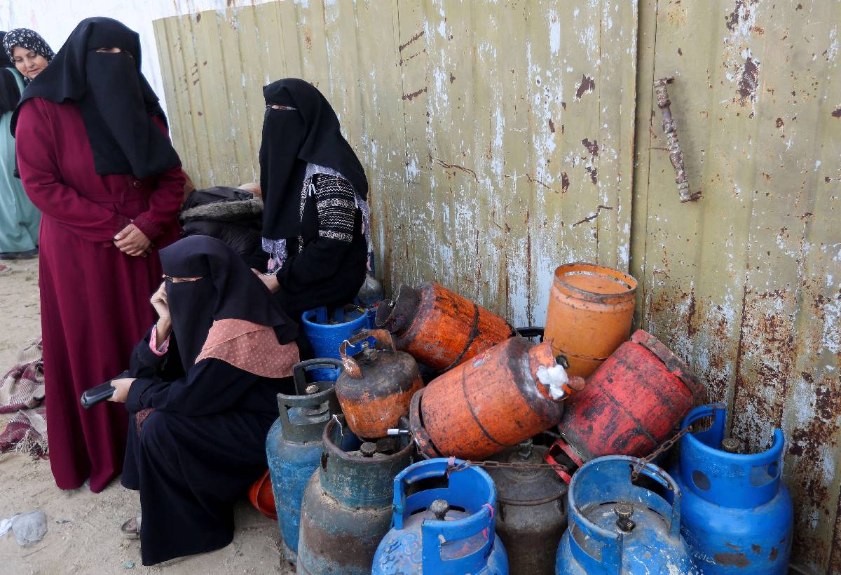 فلسطينيات في غزة ينتظرن توزيع الغاز بعد بدء الهدنة