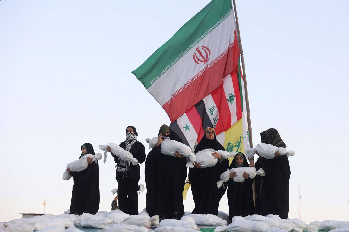 إيرانيون يحملون اكفانا رمزية لأطفال قتلوا في القصف الإسرائيلي لغزة